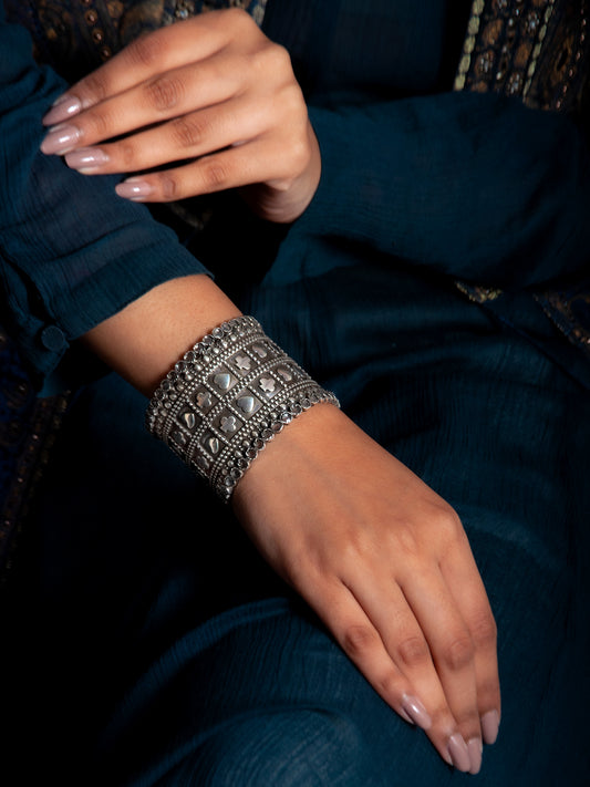 Silver Heart Design Bangle