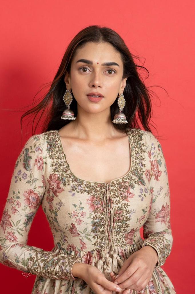 Aditi Rao Hydari in Neeta Boochra's signature Jhumkis view 1