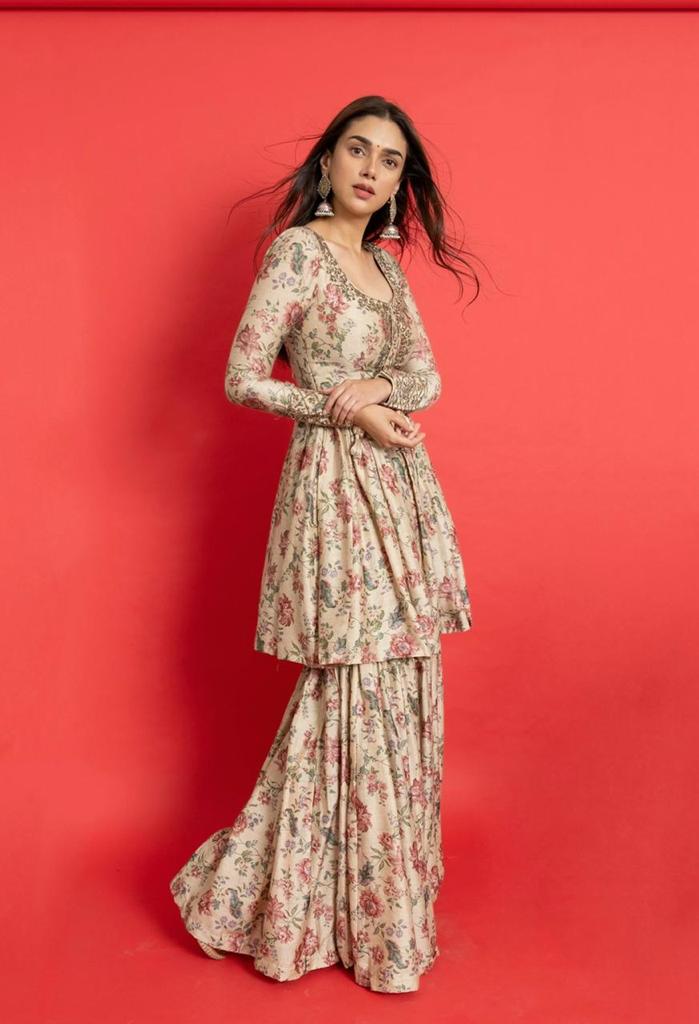 Aditi Rao Hydari in Neeta Boochra's signature Jhumkis view 4
