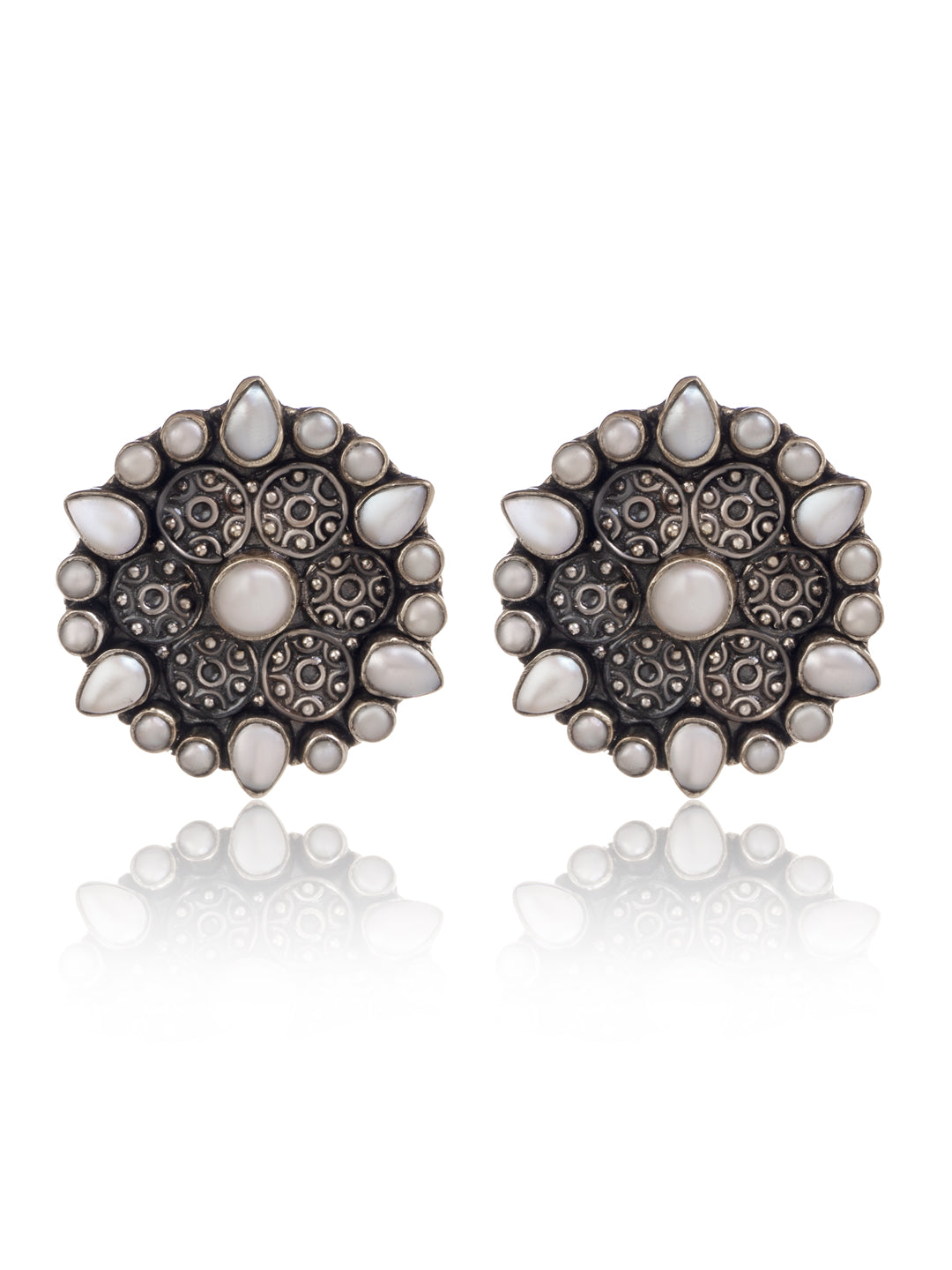 Rawa Pearl Studs view 1