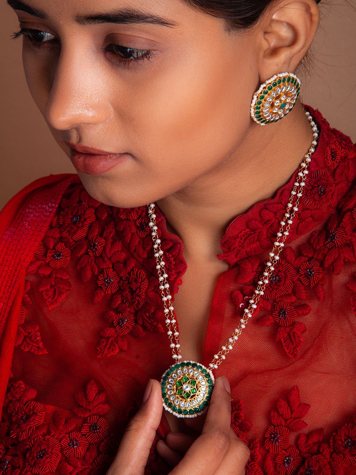 Kundan Pearl Onyx Necklace: A Perfect Blend of Elegance and Style view 8