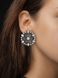Rawa Pearl Studs view 2